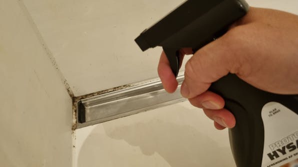 Protox Fugeren: Etter at du har vasket fugene med vanlig rengjøringsmiddel Protox Fugeren: Etter at du har vasket fugene med vanlig rengjøringsmiddel